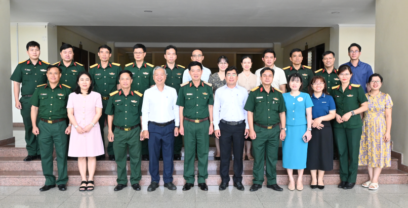Trường Đại học Nguyễn Huệ (Trường Sĩ quan Lục quân 2) đến thăm, trao đổi, học tập kinh nghiệm về công tác khảo thí