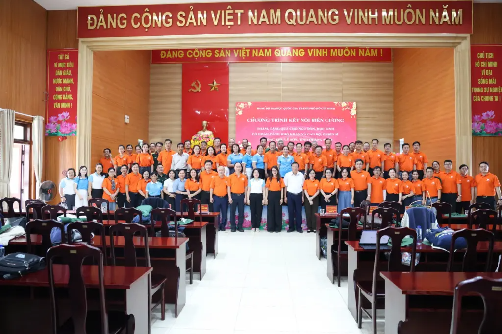 ĐHQG-HCM mang “Kết nối biên cương” đến Lý Sơn: Trao 110 suất quà, học bổng và hỗ trợ 50 triệu đồng cho Đồn Biên phòng
