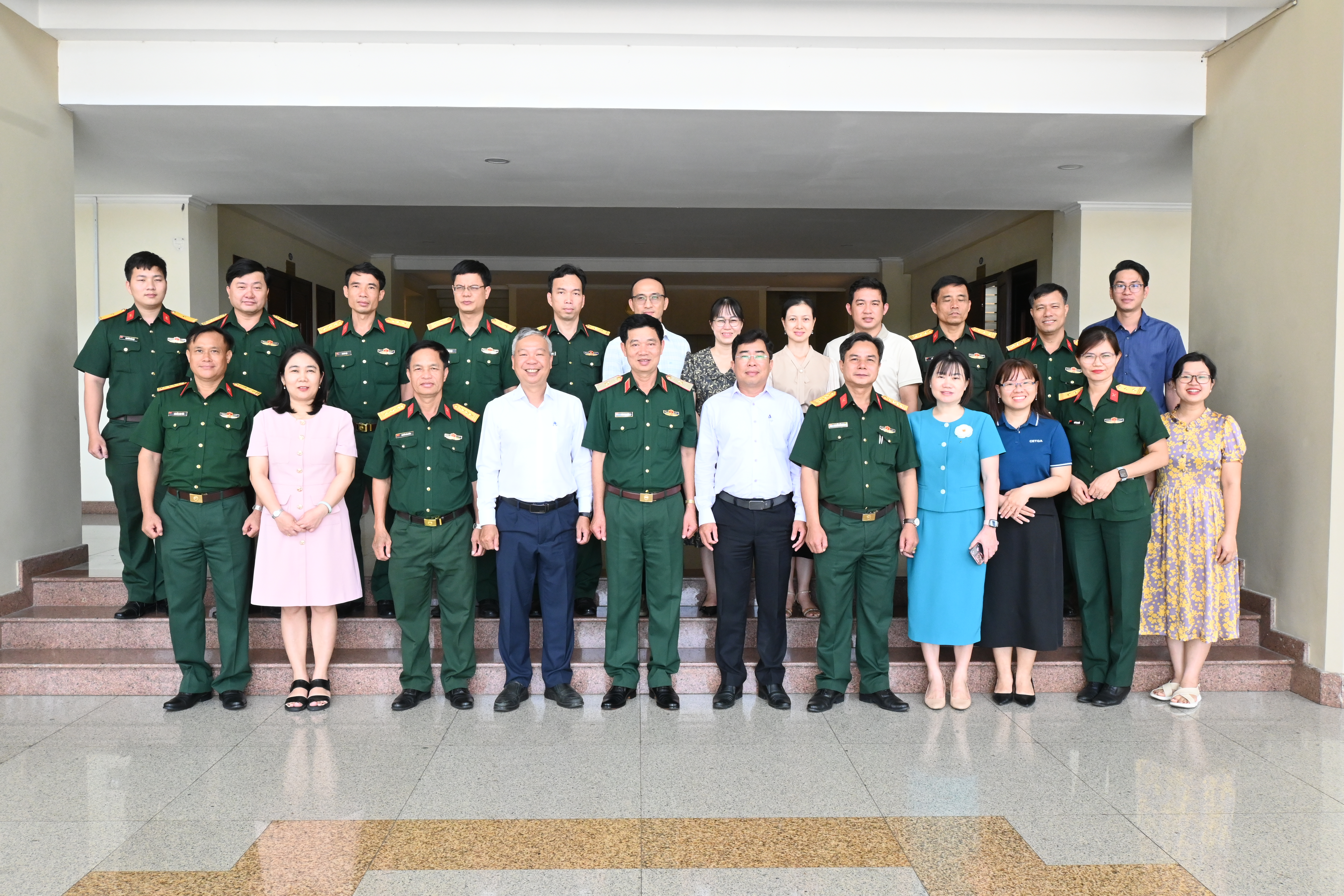 Trường Đại học Nguyễn Huệ (Trường Sĩ quan Lục quân 2) đến thăm, trao đổi, học tập kinh nghiệm về công tác khảo thí