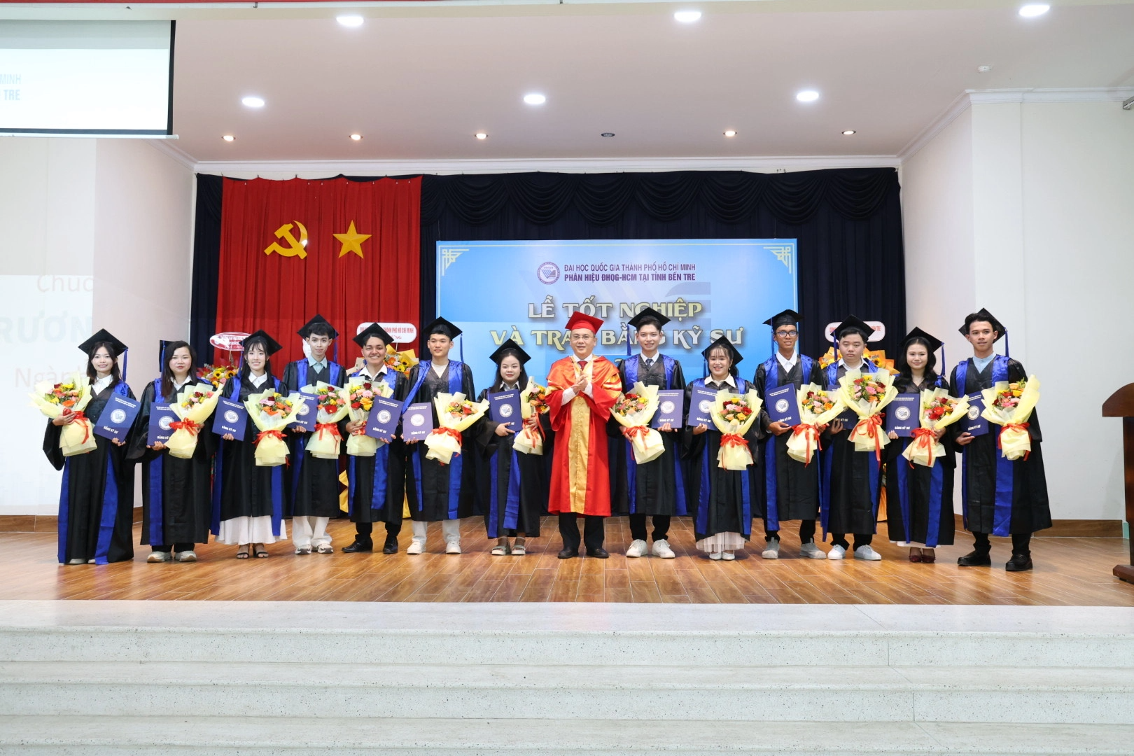 Phân hiệu ĐHQG-HCM tại tỉnh Bến Tre trao bằng tốt nghiệp cho 15 tân kỹ sư Kỹ thuật xây dựng